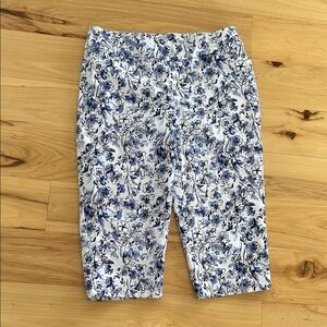 Croft & Barrow White & Blue Floral 12P Regular Crop Pants